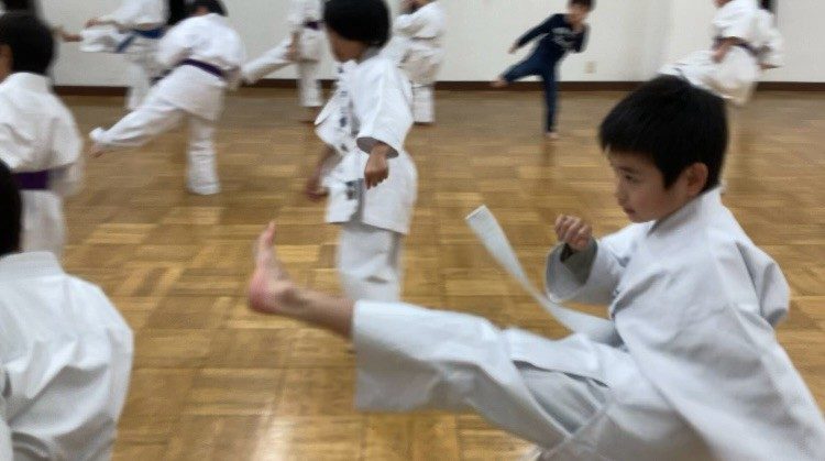 細谷大輔の教室で蹴り技を練習する子ども