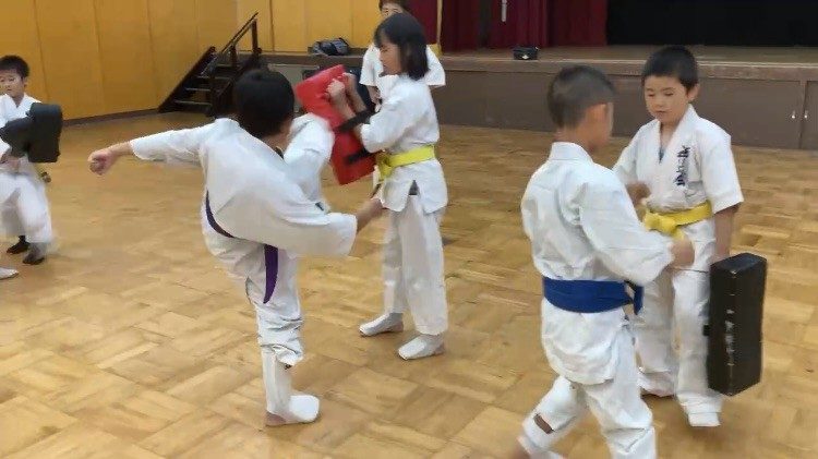 細谷大輔の教室で蹴り技を練習する子どもたち