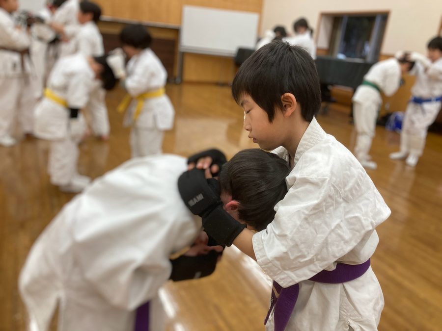 細谷大輔の教室のミット稽古の様子