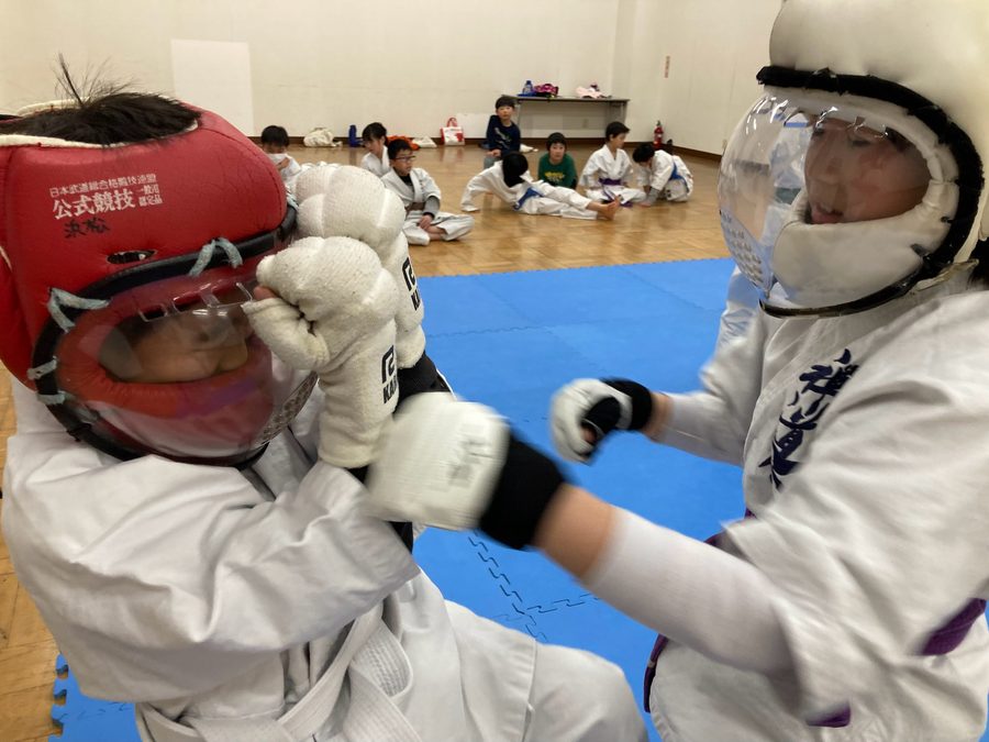 細谷大輔の教室でヘッドギアを着けて組手をする様子