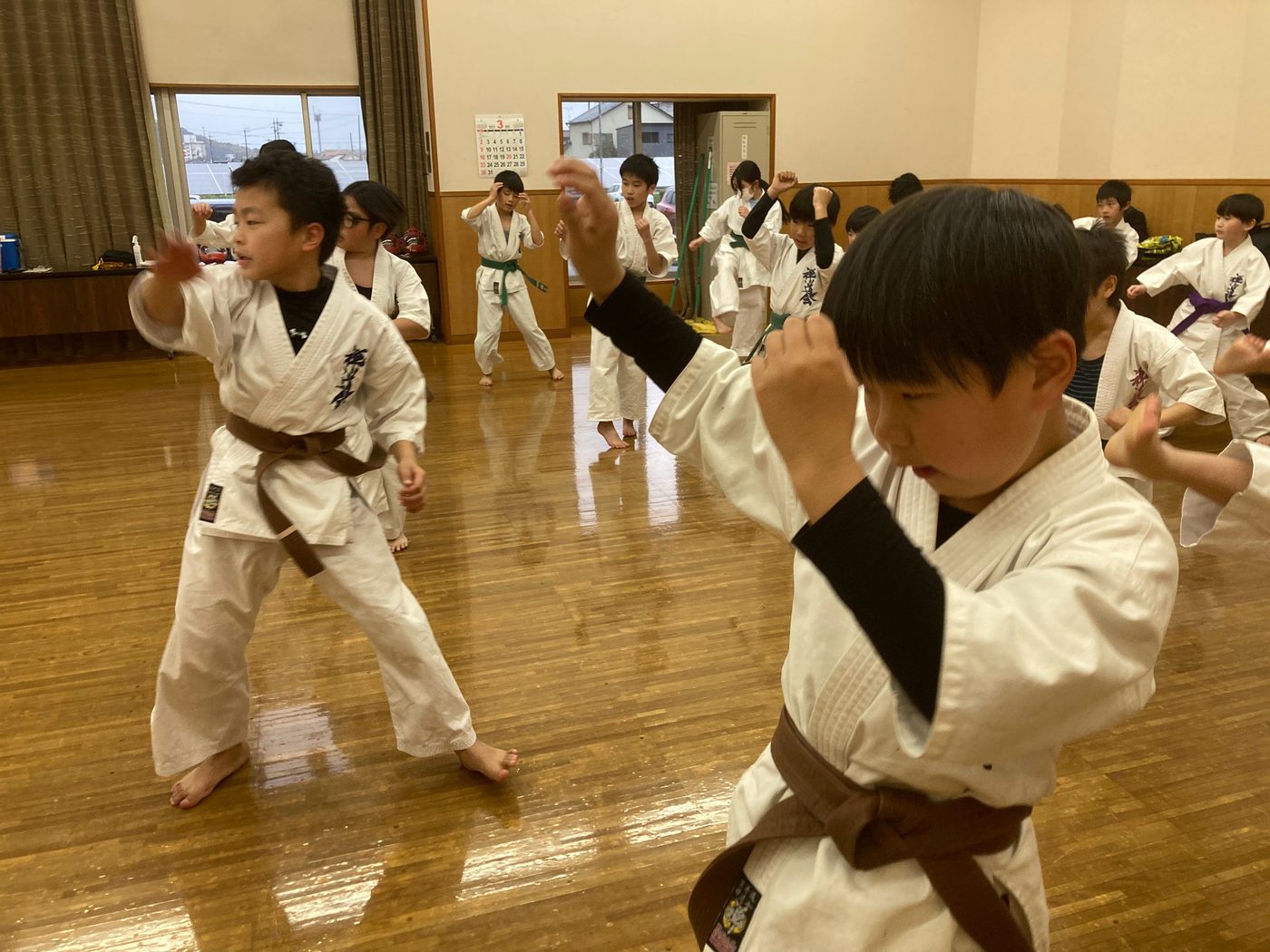 細谷大輔の教室で構えの稽古をする子どもたち