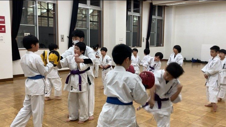 細谷大輔の教室のミット稽古の様子