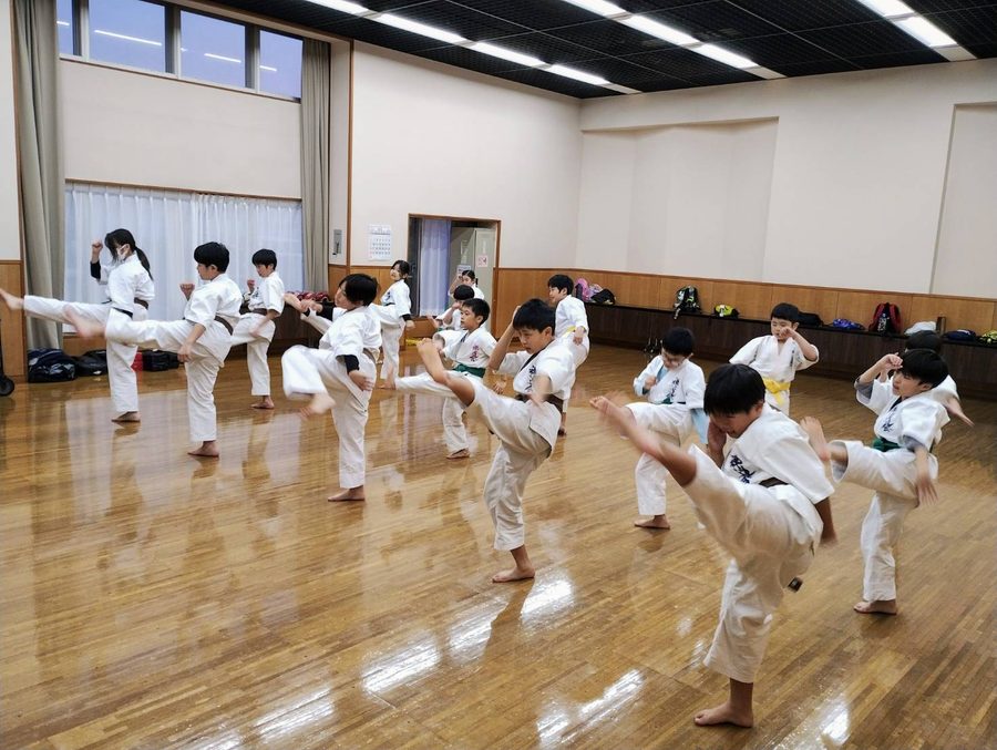 竹村公貴の教室で蹴り技を練習する子どもたち