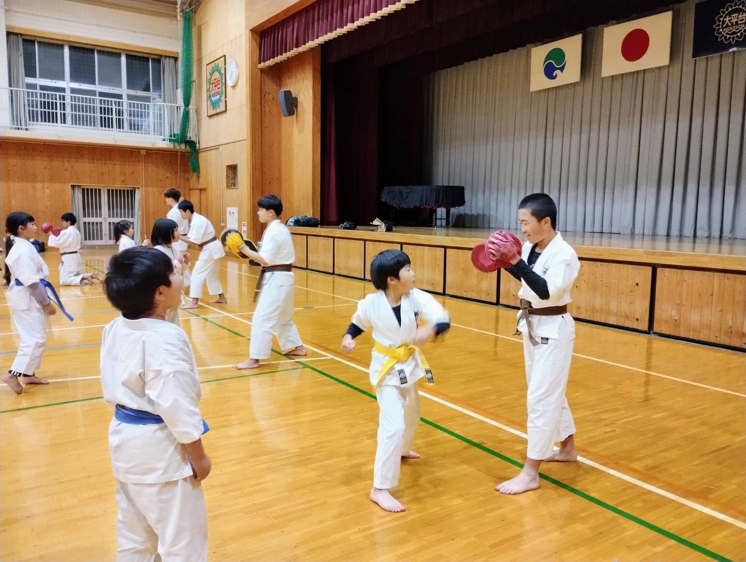 ミットを使って練習する少年部の子どもたち