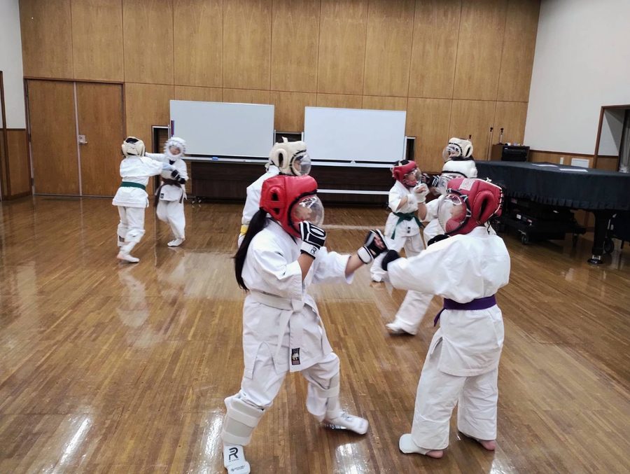 竹村公貴の教室でヘッドギアを着けて組手をする様子